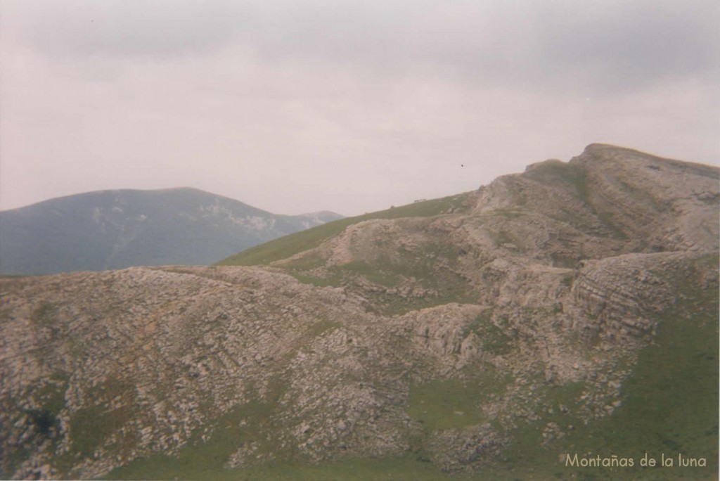 A la derecha el Pico Urkulu, a la izquierda el Ortzanzurieta